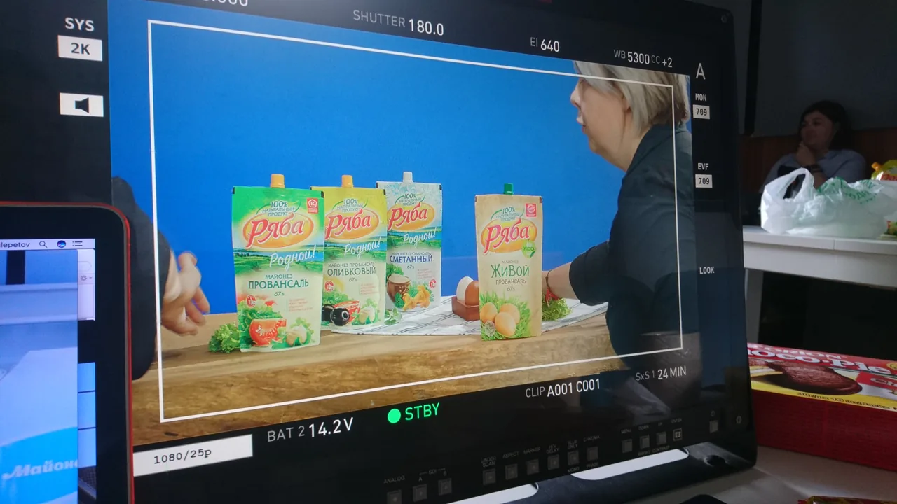 A monitor shows Ryaba packs and ingredients being arranged for the shot.